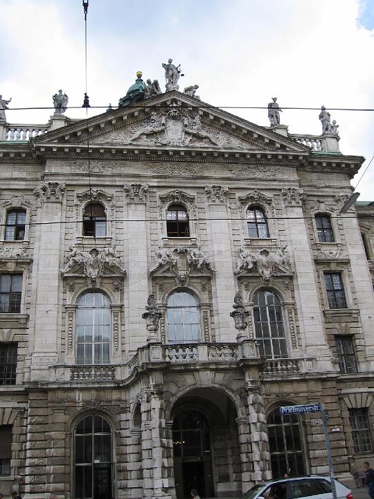 Muenchen 007.jpg - Die Gesamtfläche der Stadt München beträgt 31.041,91 Hektar. Die größte Ausdehnung des Stadtgebiets beträgt von Nord nach Süd 20,7 km und von Ost nach West 26,9 km. Die Grenze der Stadt umfasst 118,9 km.